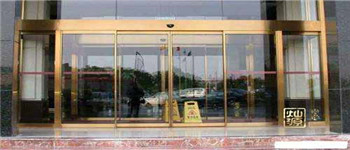 孕婦伸腳絆倒4歲男童,罪魁禍?zhǔn)资情T簾 淺談南寧餐飲會(huì)所裝修 門的選擇