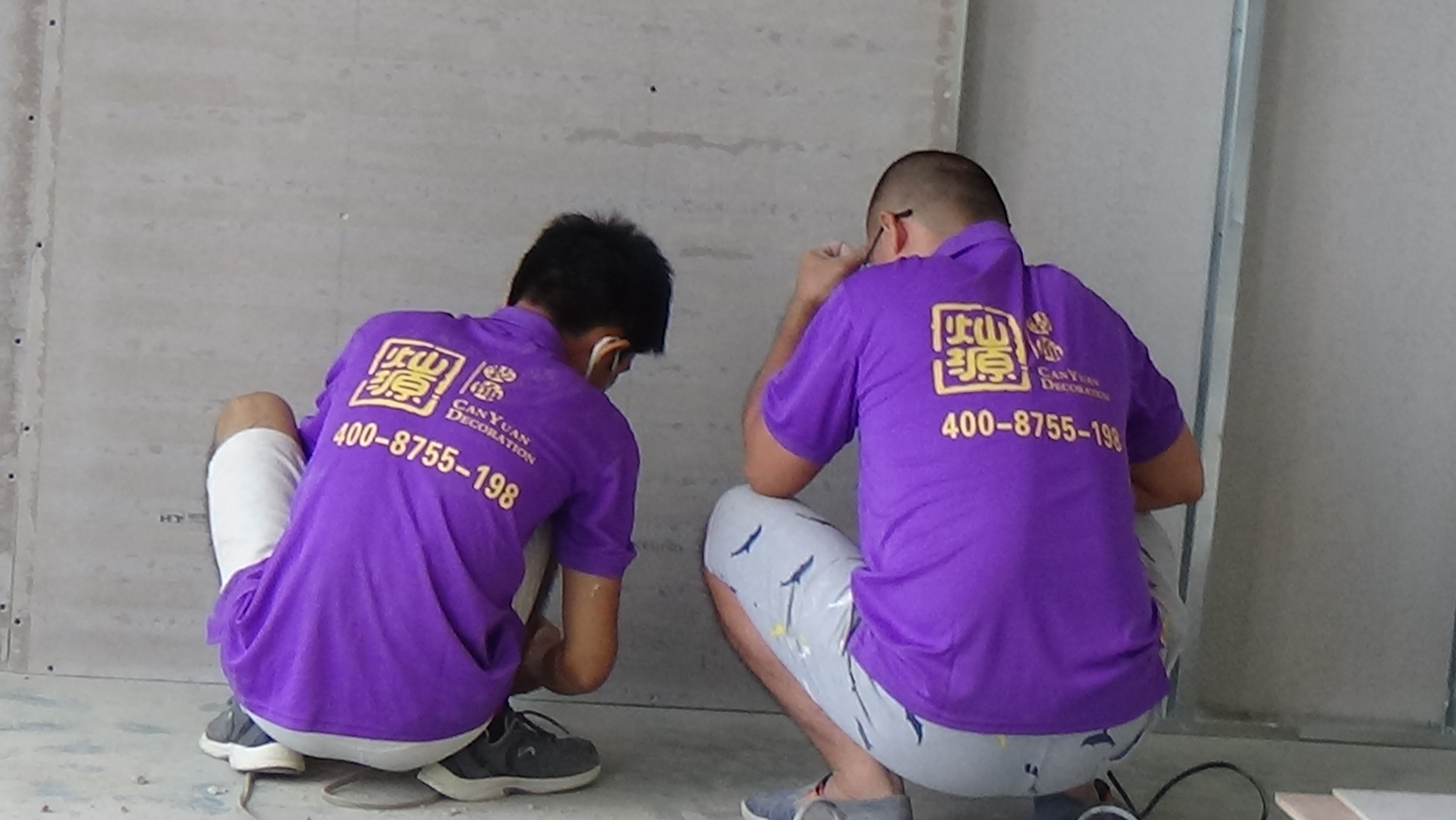 裝修公司工程監(jiān)理指導工人操作