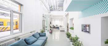 舊廠房改造辦公室案例創(chuàng)意十足   盒狀內(nèi)部空間設(shè)計(jì)思路視角獨(dú)特